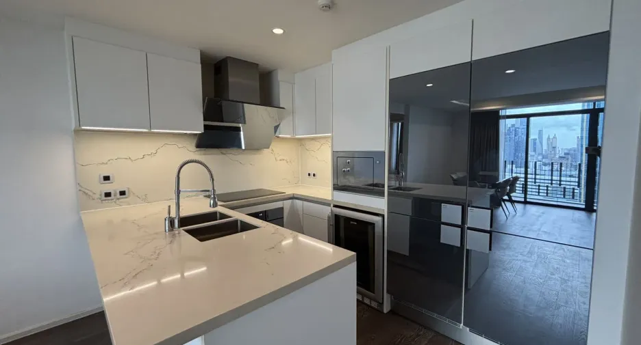 For rent 3 bedrooms condo in Khlong Toei, Bangkok