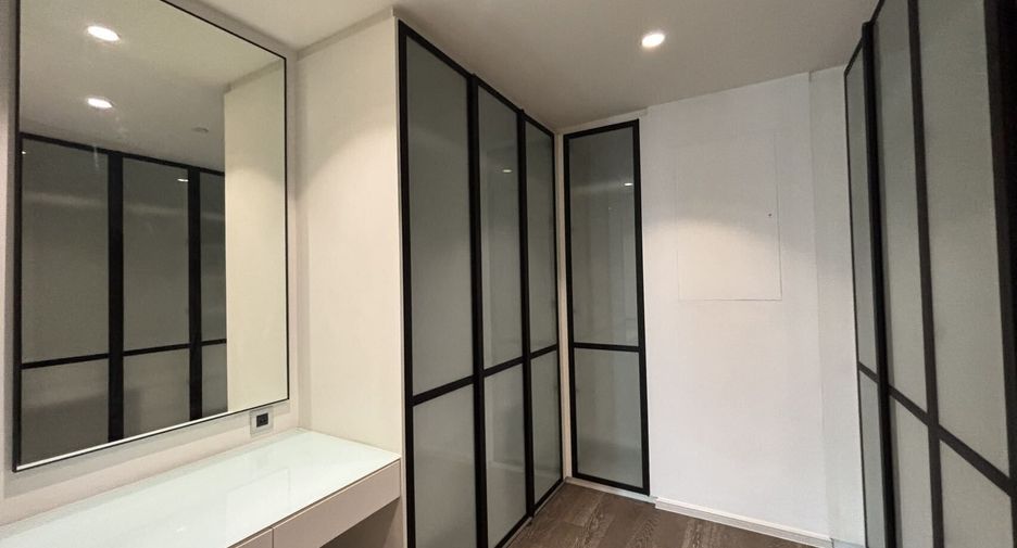 For rent 3 bedrooms condo in Khlong Toei, Bangkok