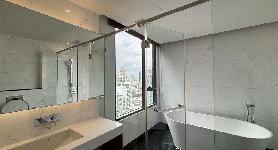 For rent 3 bedrooms condo in Khlong Toei, Bangkok