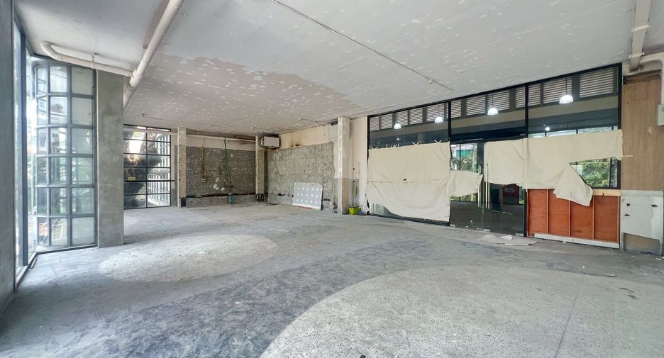 For rent retail Space in Watthana, Bangkok
