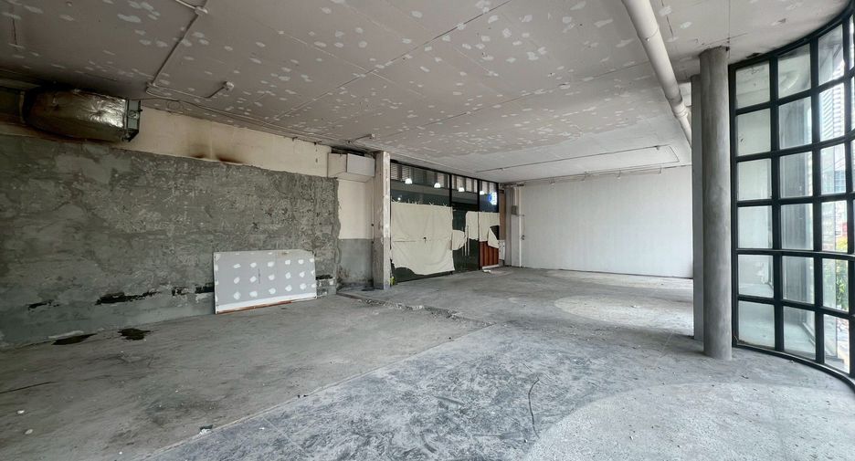 For rent retail Space in Watthana, Bangkok