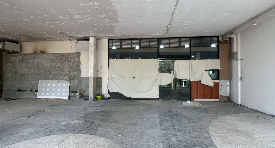 For rent retail Space in Watthana, Bangkok