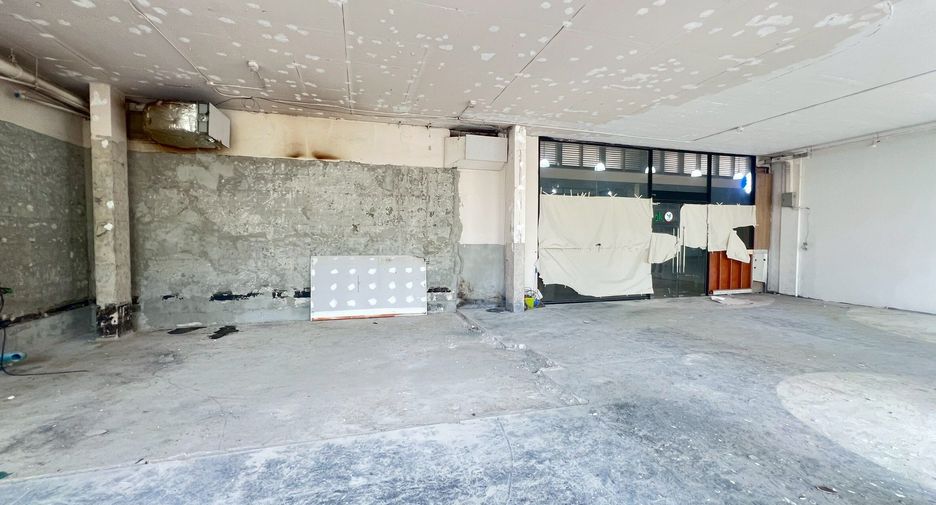For rent retail Space in Watthana, Bangkok