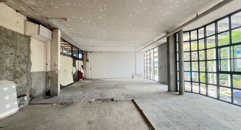 For rent retail Space in Watthana, Bangkok