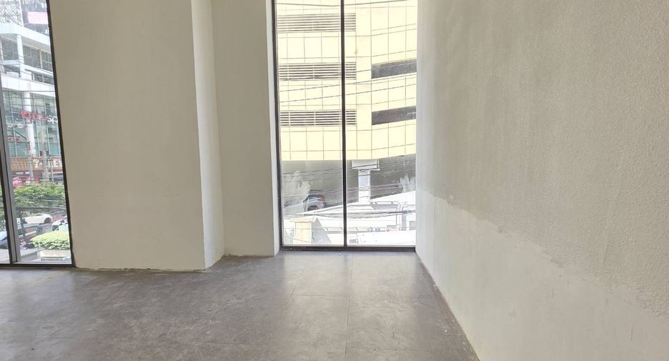 For rent retail Space in Watthana, Bangkok