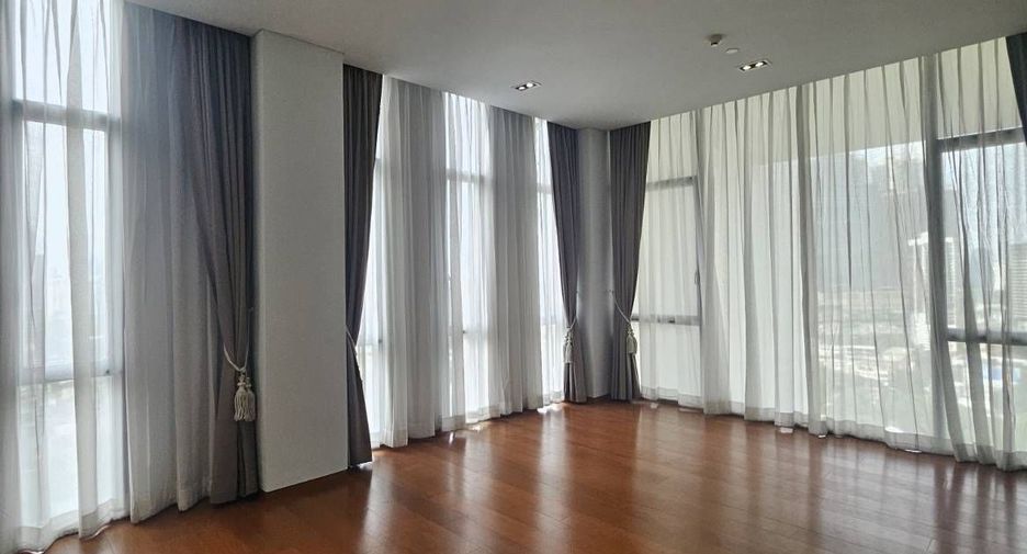 For rent 3 bedrooms condo in Sathon, Bangkok