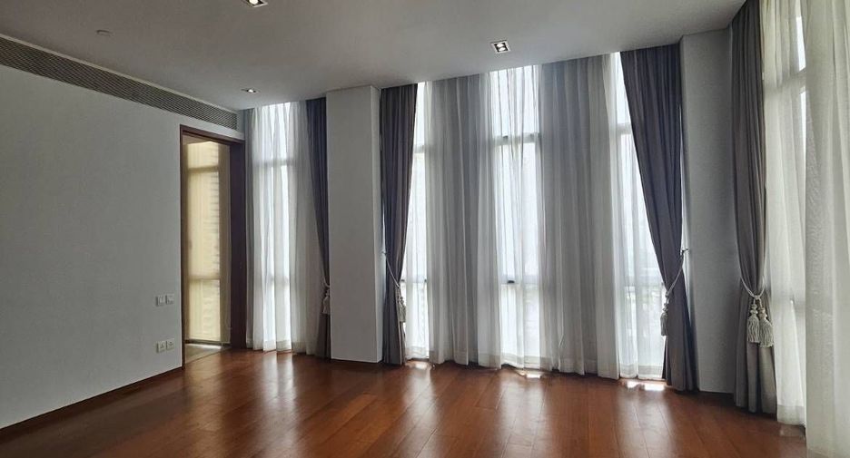 For rent 3 bedrooms condo in Sathon, Bangkok