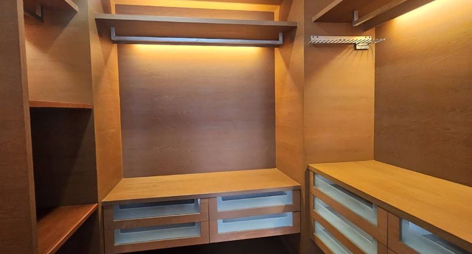 For rent 3 bedrooms condo in Sathon, Bangkok