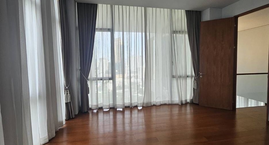 For rent 3 bedrooms condo in Sathon, Bangkok