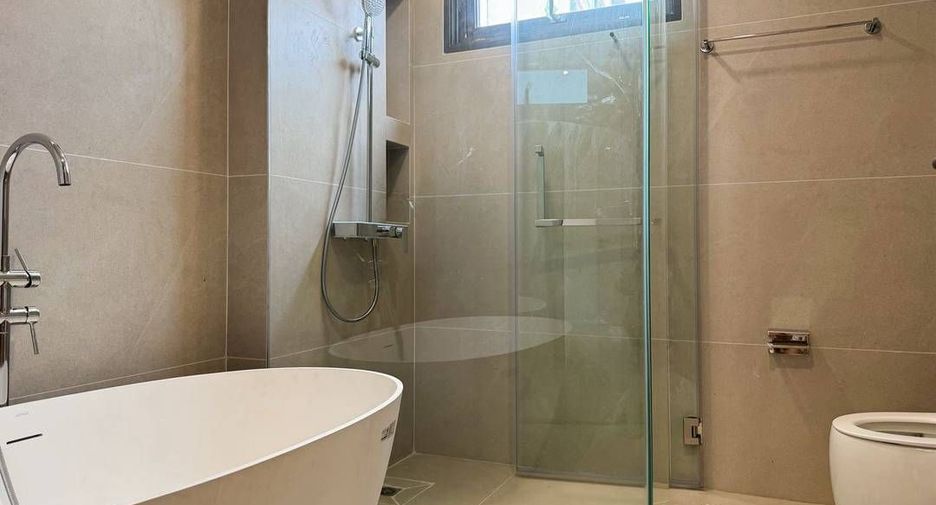 À vendre 6 chambres villa à Sattahip, Chonburi