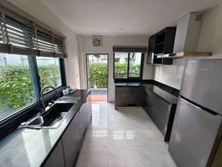 Casa en venta y en alquiler de 4 habitaciones en Prawet, Bangkok