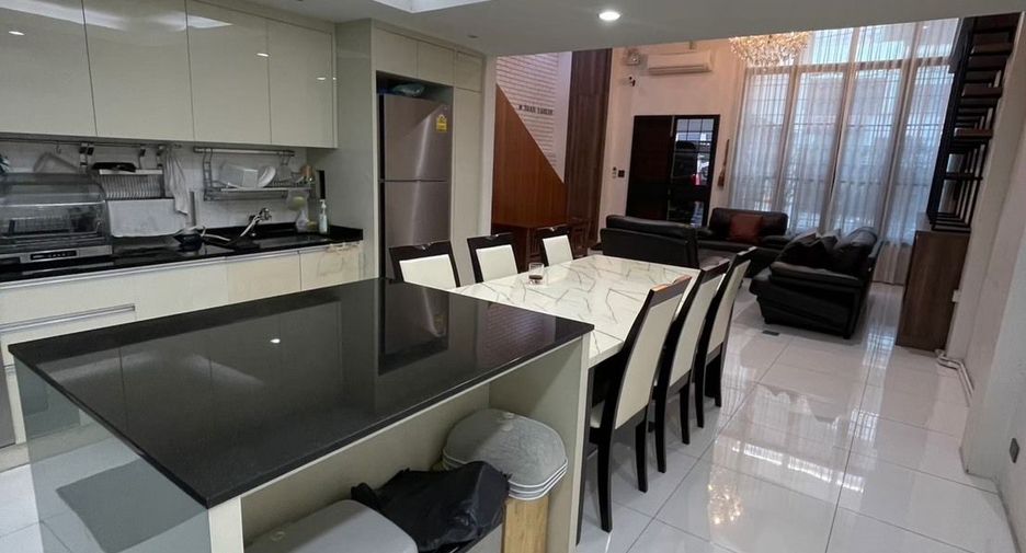 For rent 3 bedrooms townhouse in Bang Rak, Bangkok