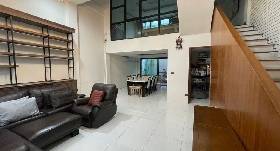 For rent 3 bedrooms townhouse in Bang Rak, Bangkok