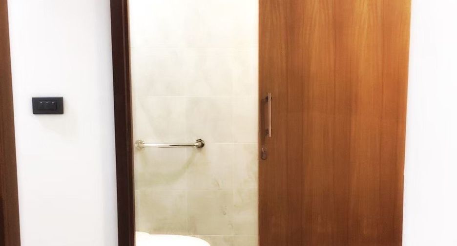 For rent 3 bedrooms townhouse in Bang Rak, Bangkok