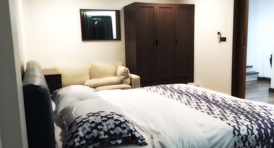 For rent 3 bedrooms townhouse in Bang Rak, Bangkok