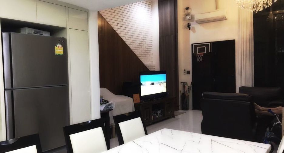 For rent 3 bedrooms townhouse in Bang Rak, Bangkok