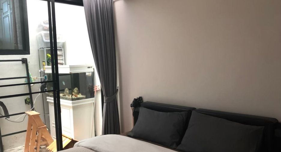 For rent 3 bedrooms townhouse in Bang Rak, Bangkok