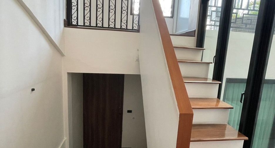For rent 3 bedrooms townhouse in Bang Rak, Bangkok