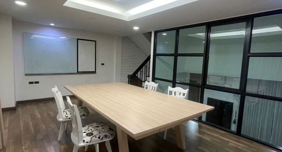 For rent 3 bedrooms townhouse in Bang Rak, Bangkok