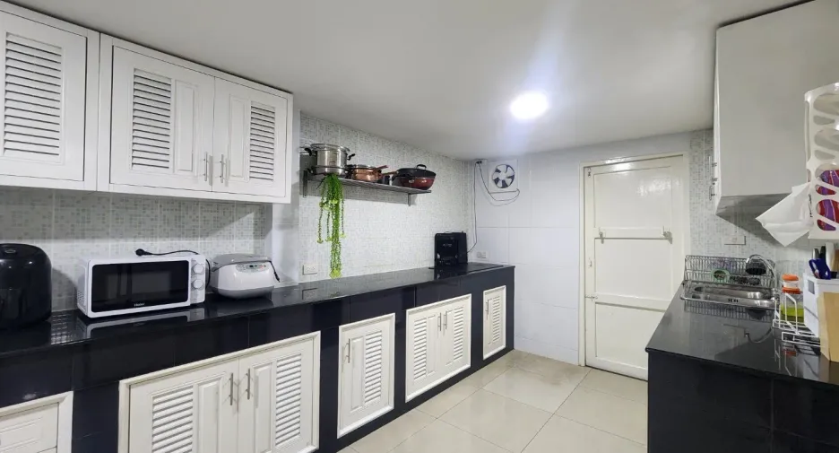 Haus zur Miete mit 6 Zimmer in Huai Khwang, Bangkok