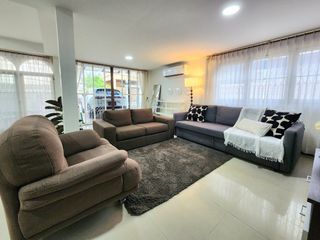 Casa en alquiler de 6 habitaciones en Huai Khwang, Bangkok