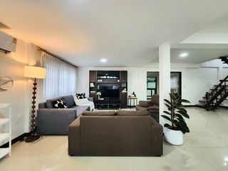 Casa en alquiler de 6 habitaciones en Huai Khwang, Bangkok