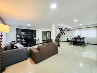 Casa en alquiler de 6 habitaciones en Huai Khwang, Bangkok