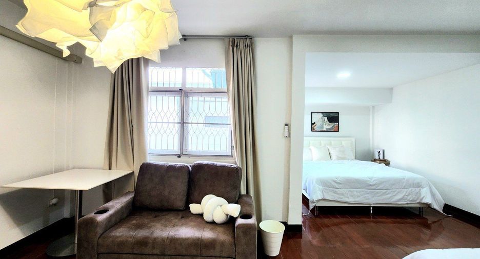 Haus zur Miete mit 6 Zimmer in Huai Khwang, Bangkok