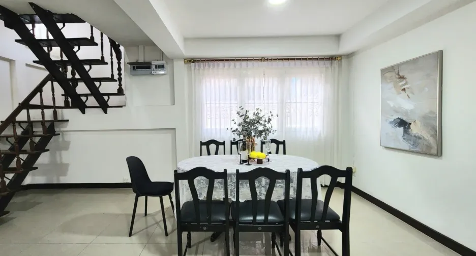 Haus zur Miete mit 6 Zimmer in Huai Khwang, Bangkok