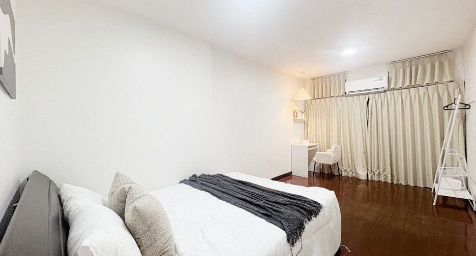 Haus zur Miete mit 6 Zimmer in Huai Khwang, Bangkok