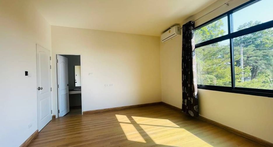 For sale 6 bedrooms townhouse in Hang Dong, Chiang Mai