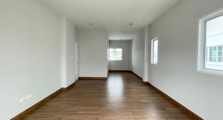 For sale 3 bedrooms house in San Kamphaeng, Chiang Mai