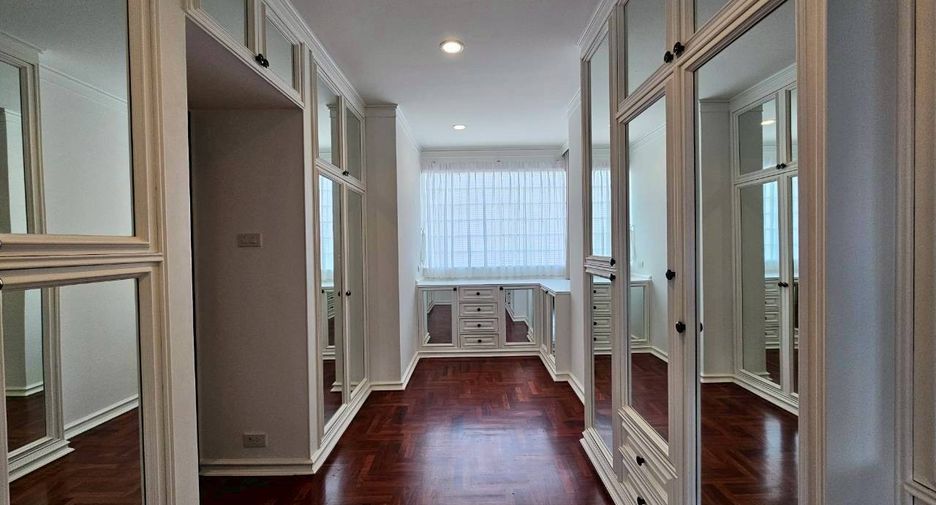 For rent 4 bedrooms condo in Khlong Toei, Bangkok