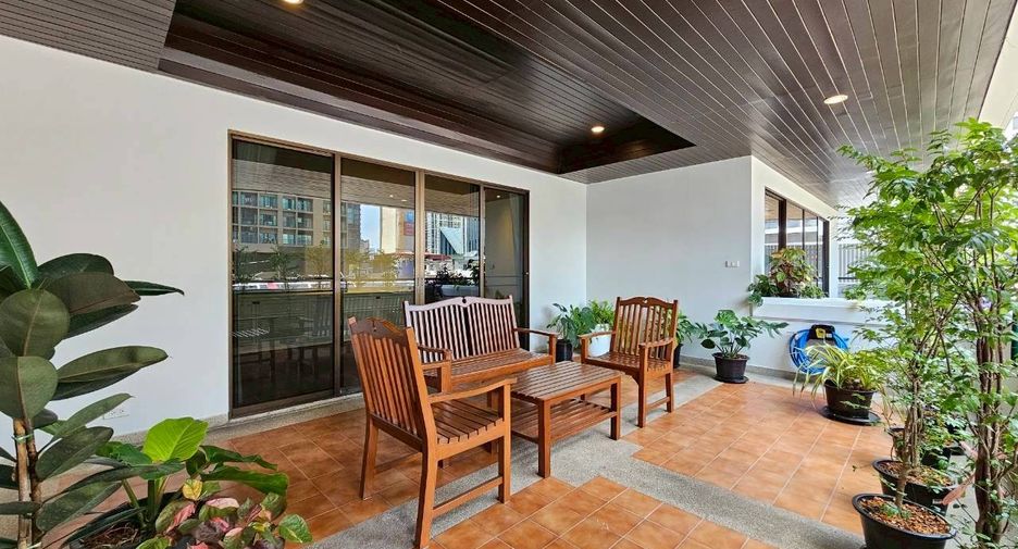 For rent 4 bedrooms condo in Khlong Toei, Bangkok