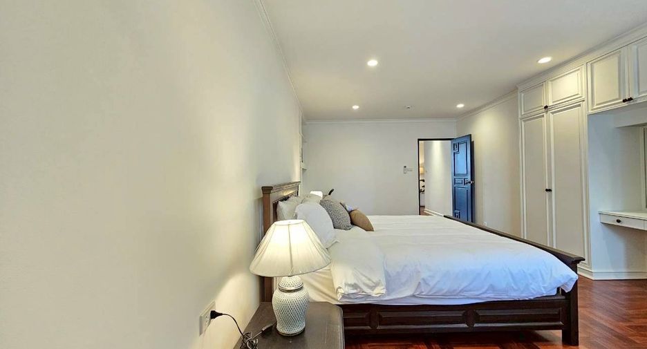 For rent 4 bedrooms condo in Khlong Toei, Bangkok