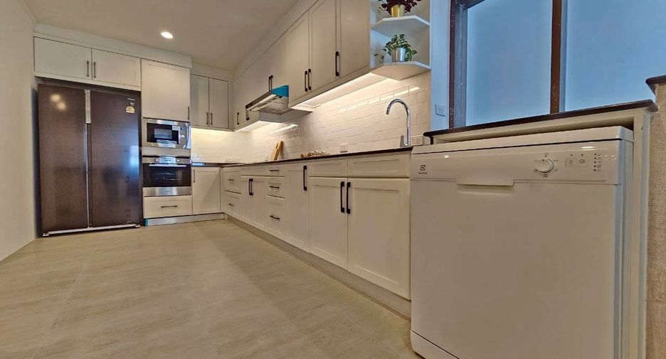 For rent 4 bedrooms condo in Khlong Toei, Bangkok