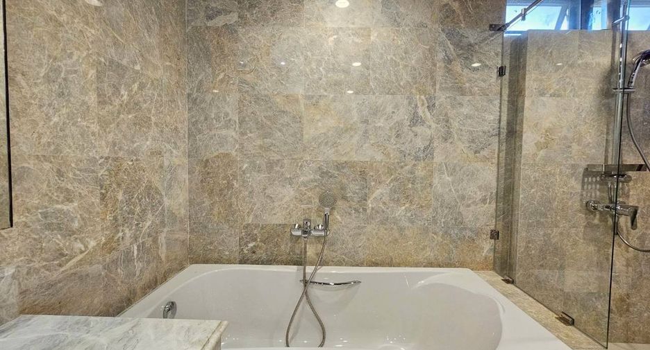For rent 4 bedrooms condo in Khlong Toei, Bangkok