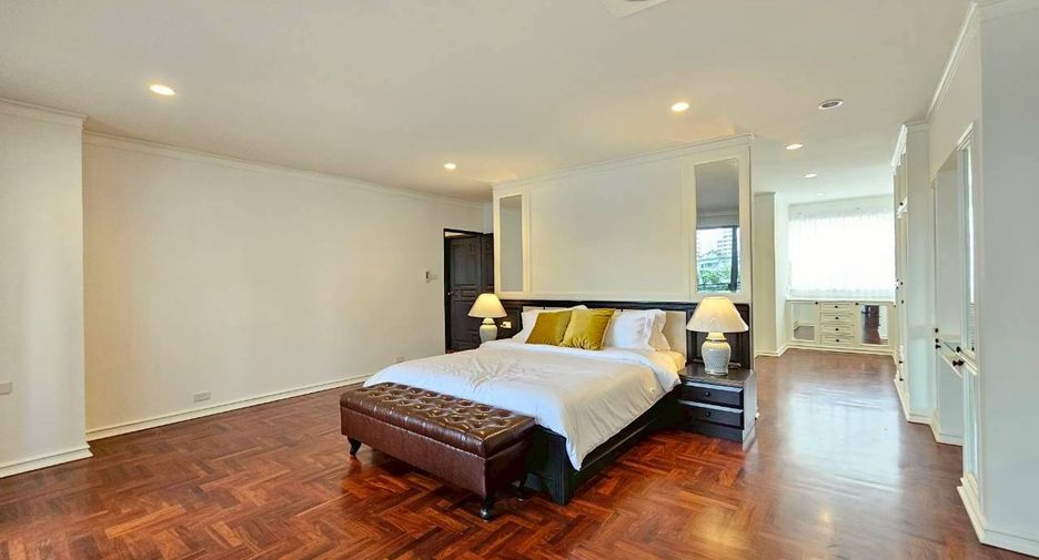 For rent 4 bedrooms condo in Khlong Toei, Bangkok