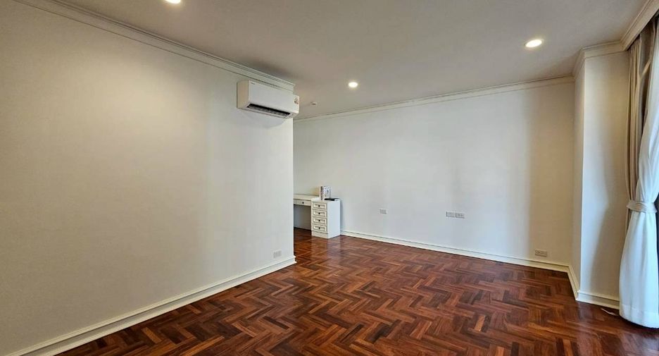 For rent 4 bedrooms condo in Khlong Toei, Bangkok