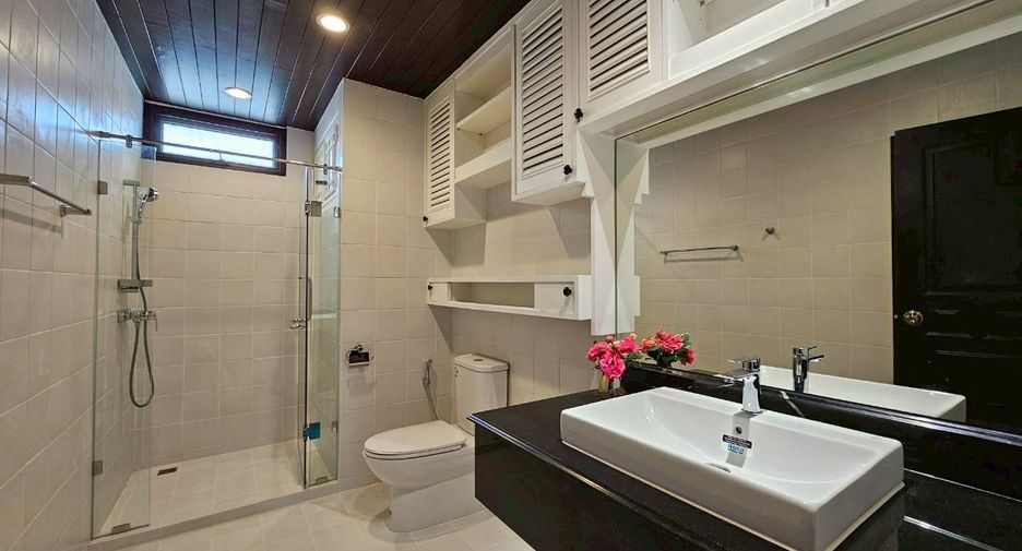For rent 4 bedrooms condo in Khlong Toei, Bangkok
