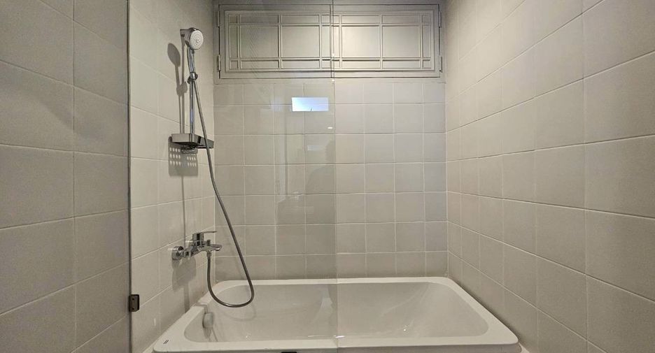 For rent 4 bedrooms condo in Khlong Toei, Bangkok