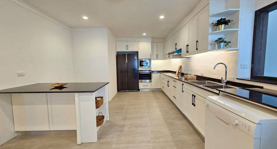 For rent 4 bedrooms condo in Khlong Toei, Bangkok