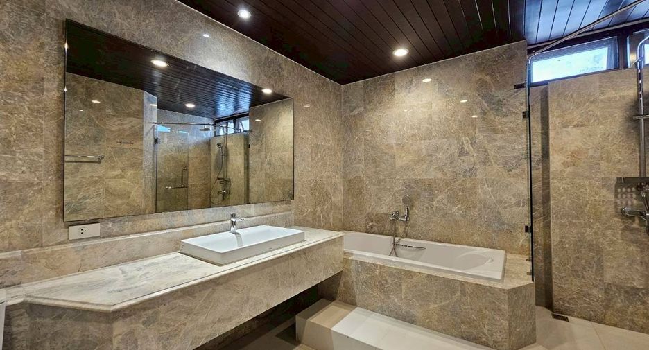 For rent 4 bedrooms condo in Khlong Toei, Bangkok