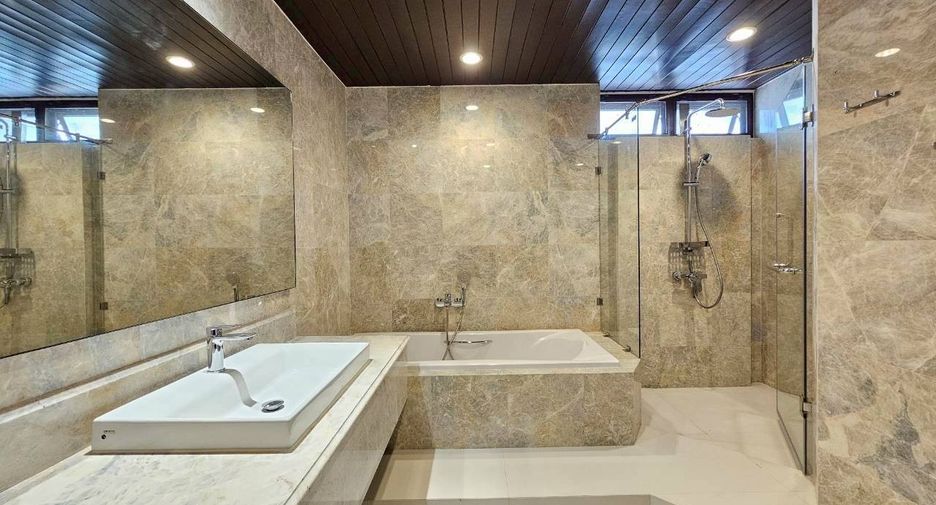 For rent 4 bedrooms condo in Khlong Toei, Bangkok