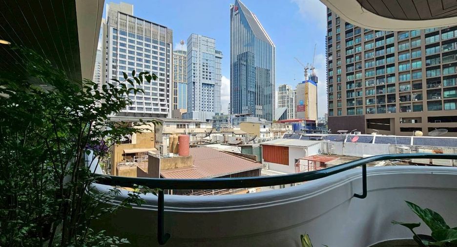 For rent 4 bedrooms condo in Khlong Toei, Bangkok