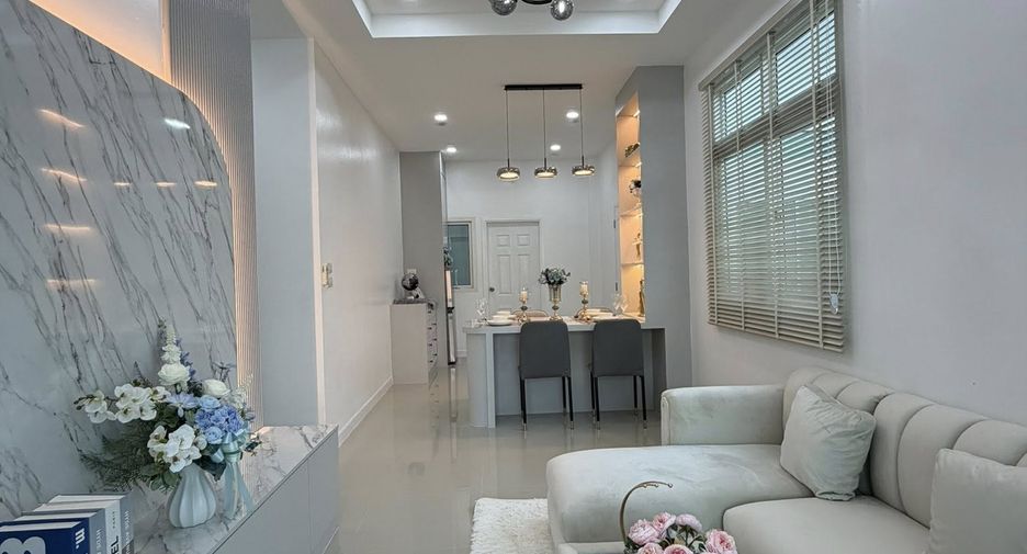 Casa adosada en venta de 3 habitaciones en Bang Lamung, Chonburi