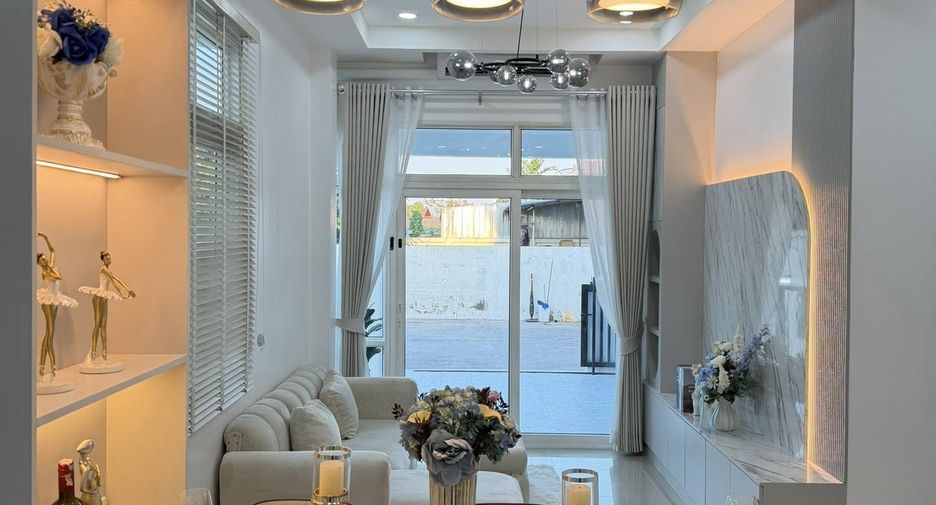 Casa adosada en venta de 3 habitaciones en Bang Lamung, Chonburi