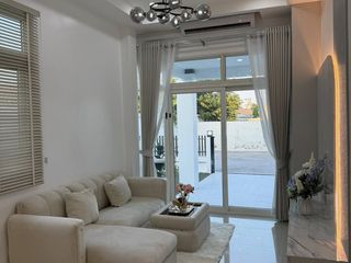 Casa adosada en venta de 3 habitaciones en Bang Lamung, Chonburi