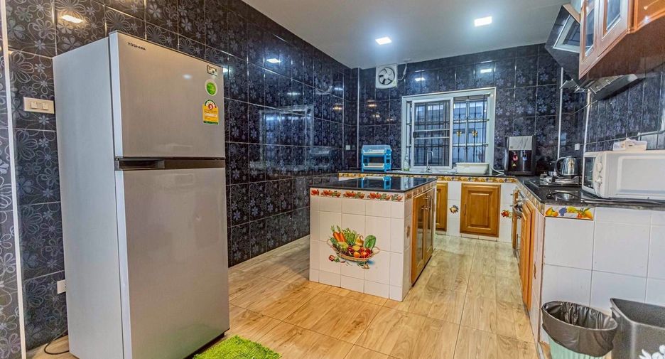 Casa en alquiler de 8 habitaciones en Bang Lamung, Chonburi