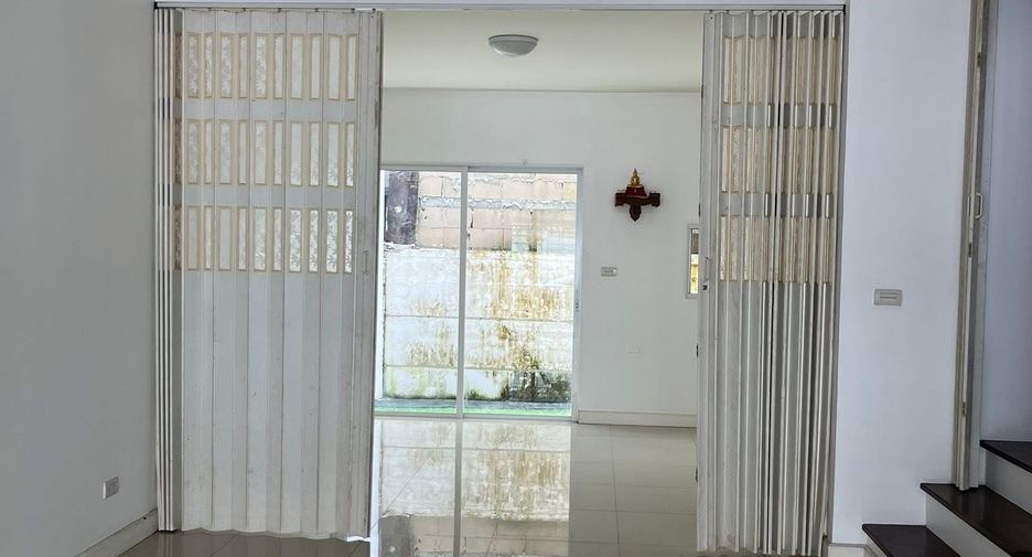 For rent 3 bedrooms townhouse in Bang Kapi, Bangkok